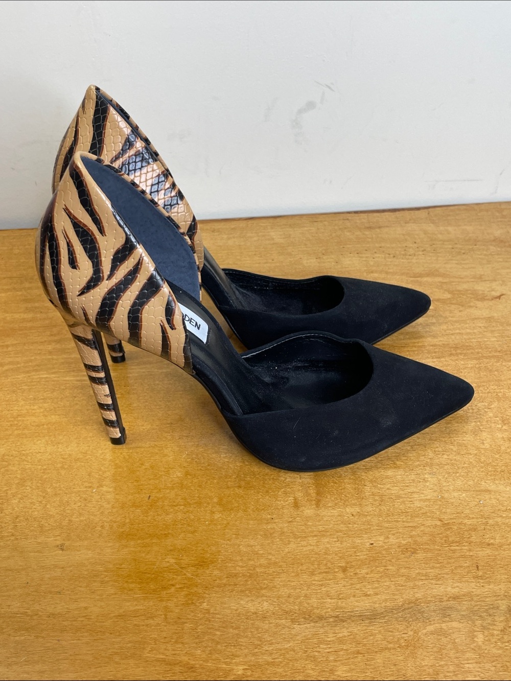 Steve Madden Black Pointed Pumps with Tiger-Print Heel. Size 7.5 - Picture 4 of 10